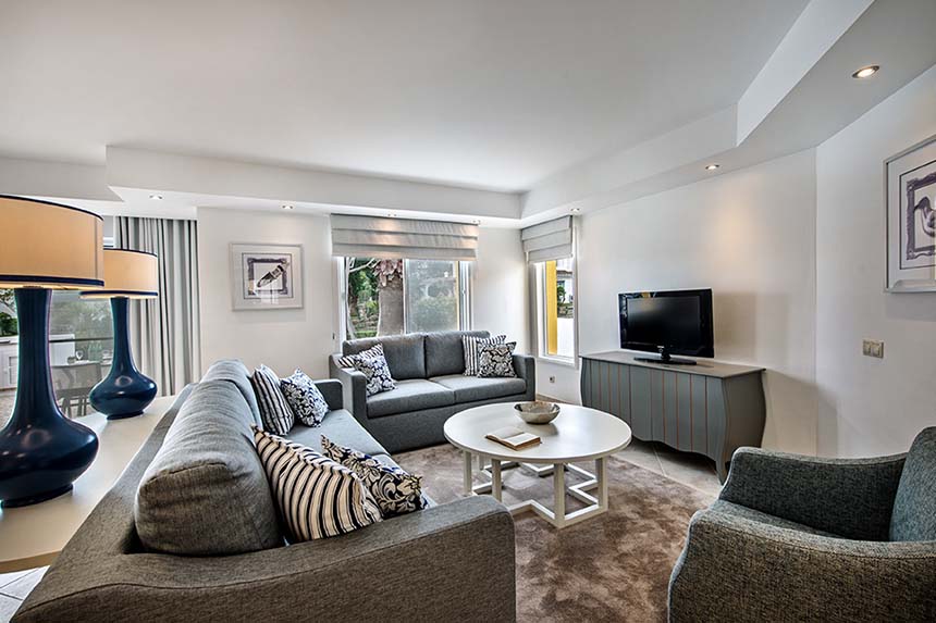 Four Seasons Fairways - 3 Bedroom Hillside Apartment with pool
